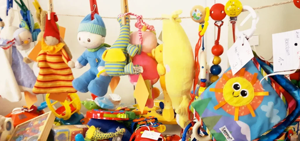 Buntes Sortiment an Kinderspielzeug und Stoﬀtieren.
