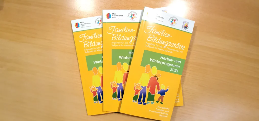 Broschüren der Familienbildungsstätte für Herbst und Winter 2021 auf einem Tisch.