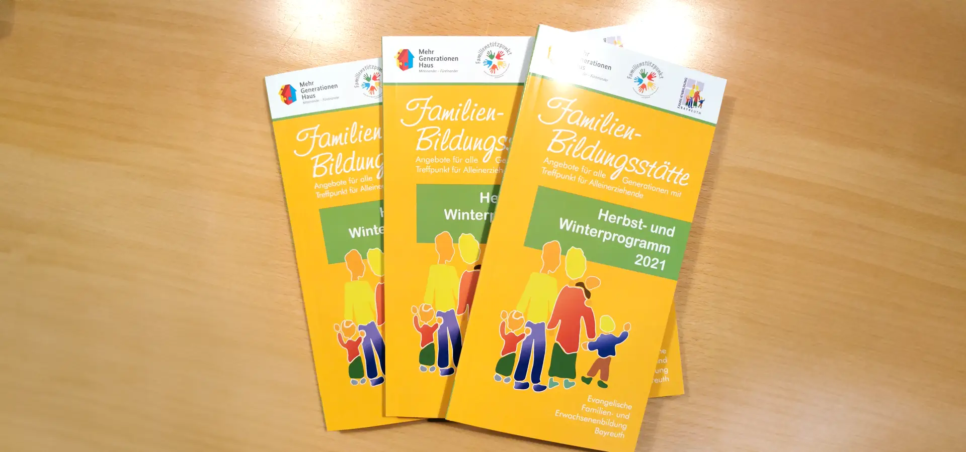 Broschüren der Familienbildungsstätte für Herbst und Winter 2021 auf einem Tisch.