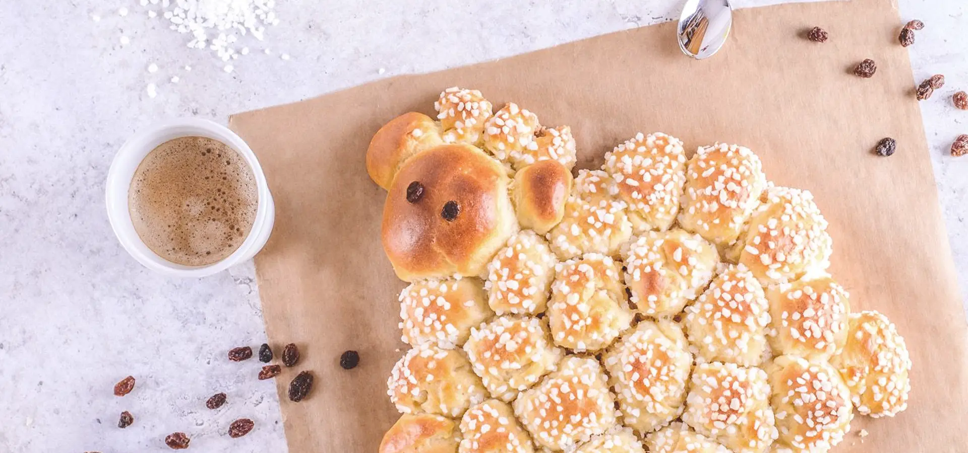 Lussekatter (schwedische Safranbrötchen) und Kaﬀee von oben.