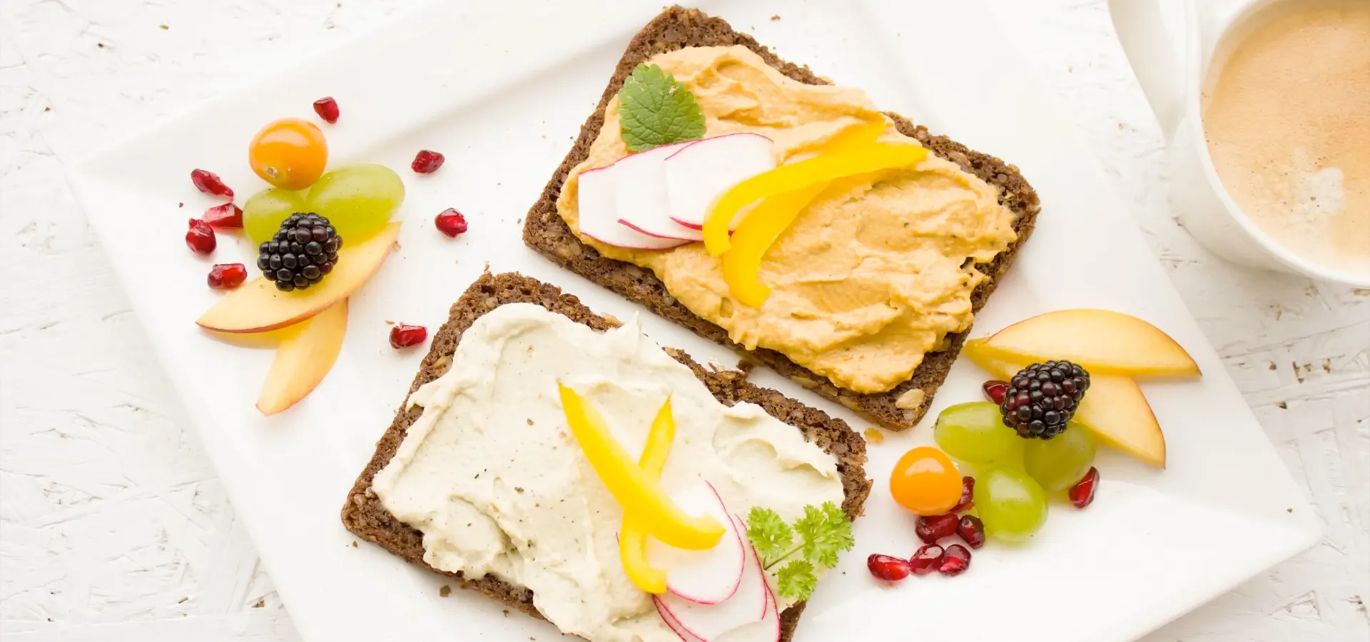 Gesundes Frühstück mit Vollkornbrot, Aufstrich und Obst.