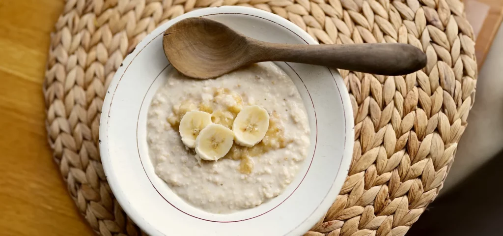 Schüssel mit Haferbrei und Bananenscheiben.