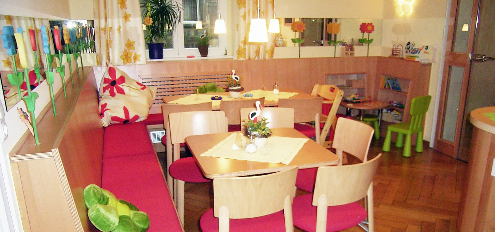 Farbenfrohes Kindercafé mit Spielbereich und Holztischen