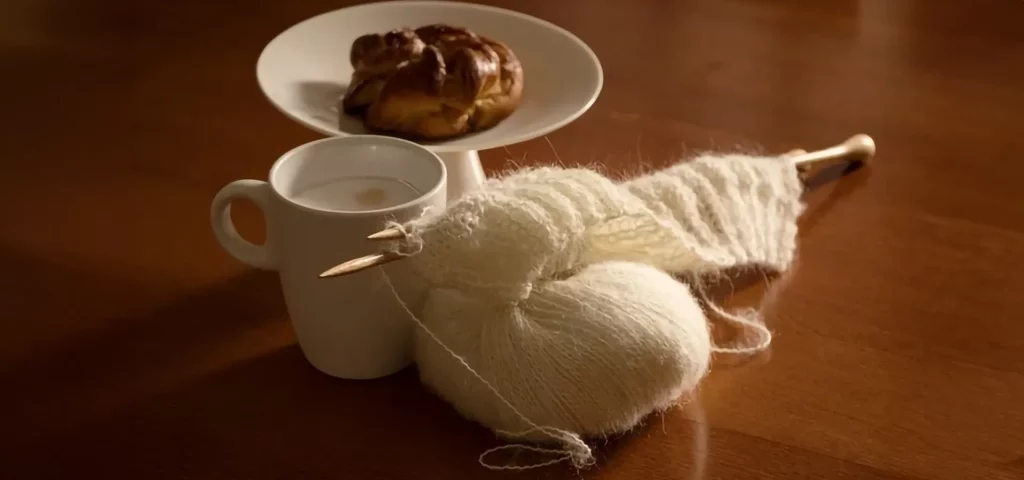 Gemütlicher Strickabend mit Tee und Gebäck.