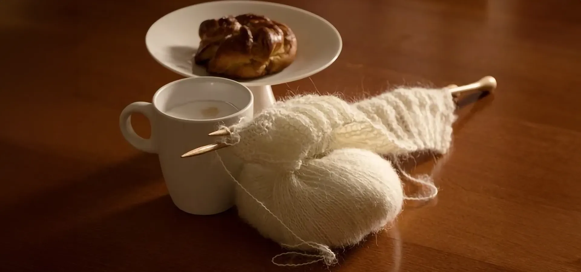 Gemütlicher Strickabend mit Tee und Gebäck.