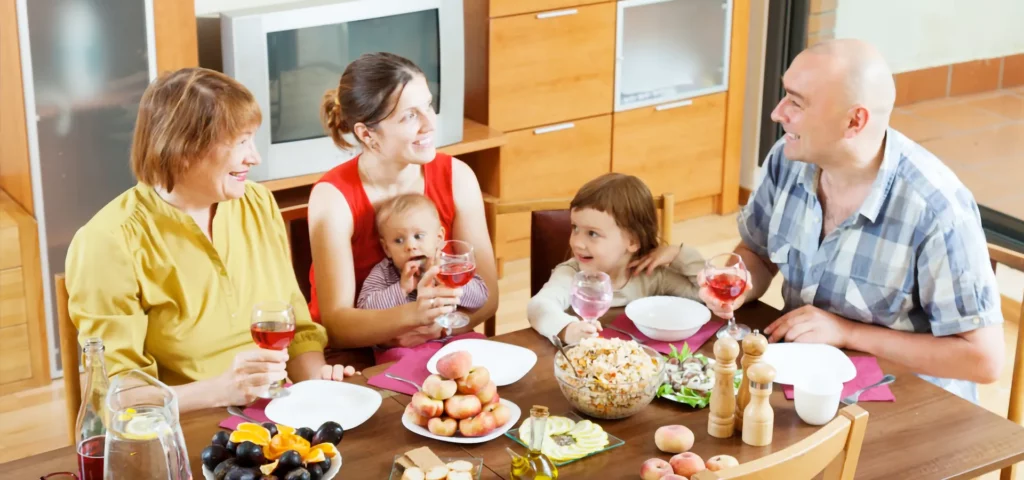 Familie genießt gemeinsames Essen am Tisch.