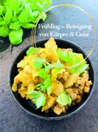 Eine Salatschüssel mit grünem Salat, Nudeln und Basilikum