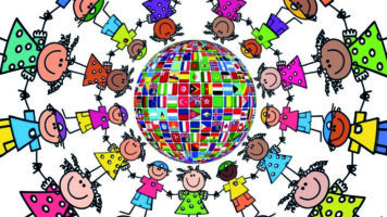 Bunte gemalte Kinder drehen sich um eine Weltkugel aus verschiedenen Flaggen